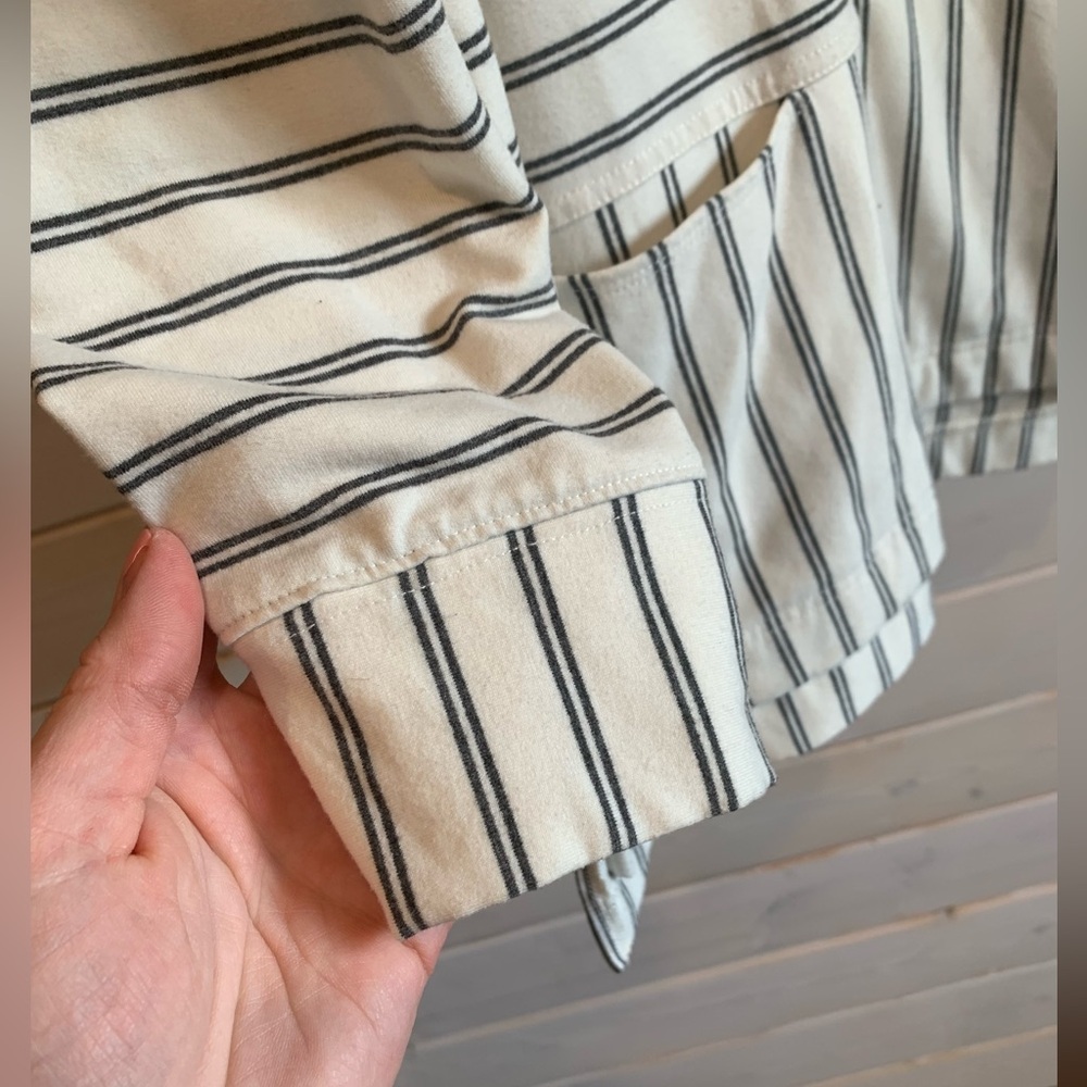 Melló Day | Women’s Hooded Striped Beach Sweater - Picture 4 of 8